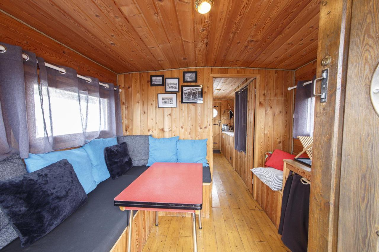 Logement Insolite La Toue Cabanee Centre Ville Angers Exterior photo