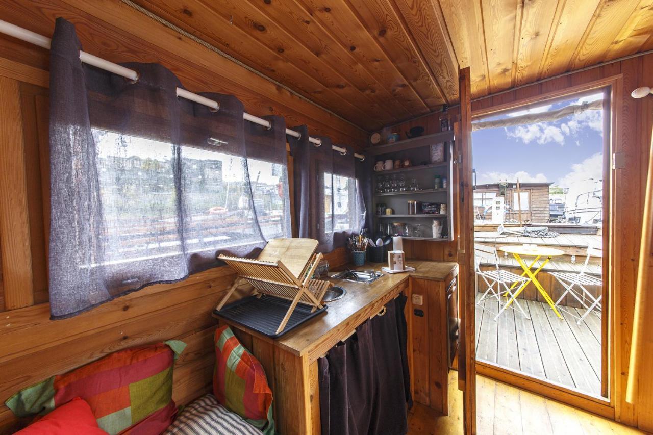 Logement Insolite La Toue Cabanee Centre Ville Angers Exterior photo